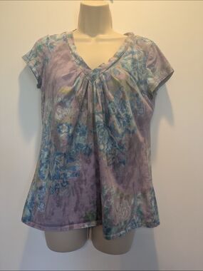 Axcess Lavender Floral V-Neck Short Sleeve Top Size Medium